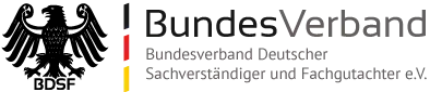 Das Logo des BDSF zeigt einen schwarzen Bundesadler über dem Kürzel „BDSF“, flankiert von einem vertikalen Balken in Schwarz-Rot-Gold und dem Schriftzug des Bundesverbands Deutscher Sachverständiger und Fachgutachter e.V.