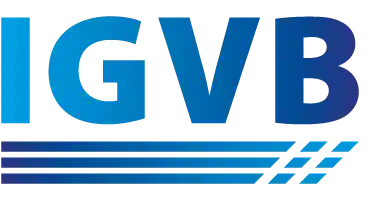 Das Logo der IGVB zeigt die Initialen in einem modernen blauen Farbverlauf, unterstrichen von drei horizontalen Linien und einem dynamischen Karomuster. Diese Verbindung zum Interessenbeirat unterstreicht die tiefe Vernetzung von Schweinberger Glasfaser Experte in der Branche.