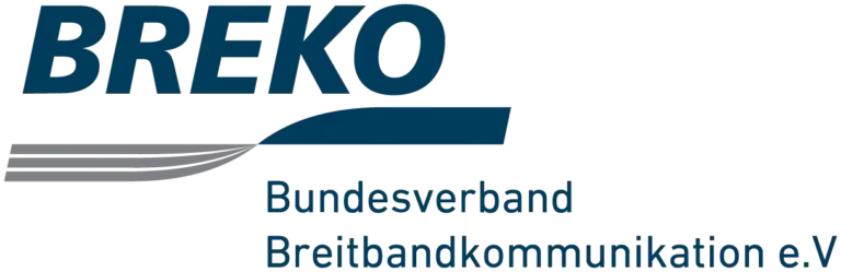 Das Logo des BREKO Bundesverband Breitbandkommunikation e.V. zeigt den dunkelblauen Schriftzug und ein dynamisches Linienelement auf einem transparenten Hintergrund.