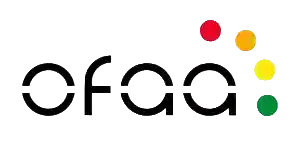 Das Logo zeigt den schwarzen Schriftzug „ofaa“ in einer modernen Schriftart, begleitet von vier bogenförmig angeordneten Punkten in Rot, Orange, Gelb und Grün. Diese Zertifizierung belegt die fachliche Expertise im Bereich der Lichtwellenleiter und stellt höchste Qualitätsstandards dar.