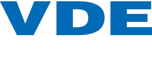 Das Logo des VDE zeigt die blauen Initialen des Verbandes auf einem transparenten Hintergrund und repräsentiert anerkannte technische Normen und Sicherheitsstandards. Die Einhaltung dieser Vorgaben ist essenziell für einen zertifizierten Glasfaseranschluss und garantiert die volle Zuverlässigkeit für Highspeed-Internet.