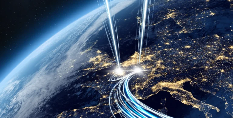 Diese stilisierte Ansicht der Erde bei Nacht zeigt leuchtende Datenströme, die von Zentraleuropa ausgehen und die globale Vernetzung durch Lichtimpulse visualisieren.