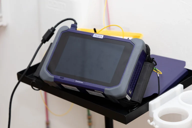 Ein VIAVI OneAdvisor Messgerät zur Durchführung einer OTDR-Messung an einem Glasfaseranschluss. Schweinberger Glasfaser Experte nutzt diese präzise Messtechnik, um die Dämpfungswerte zu prüfen und eine fehlerfreie Signalübertragung im gesamten Glasfasernetz sicherzustellen.