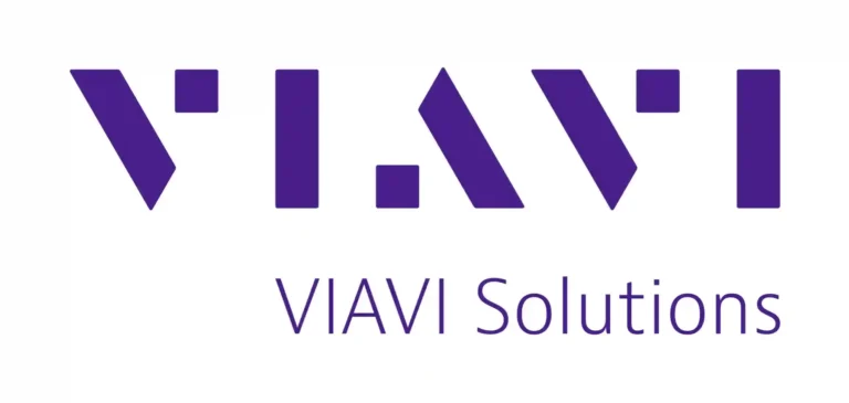 Das Logo von VIAVI Solutions in markantem Violett auf weißem Grund repräsentiert einen weltweit führenden Anbieter von Netzwerktest-, Monitoring- und Absicherungslösungen. Schweinberger Glasfaser Experte nutzt die hochpräzise Messtechnik von VIAVI, um die Qualität und Leistungsfähigkeit von jedem Glasfaseranschluss durch exakte Messverfahren wie die OTDR-Messung sicherzustellen.